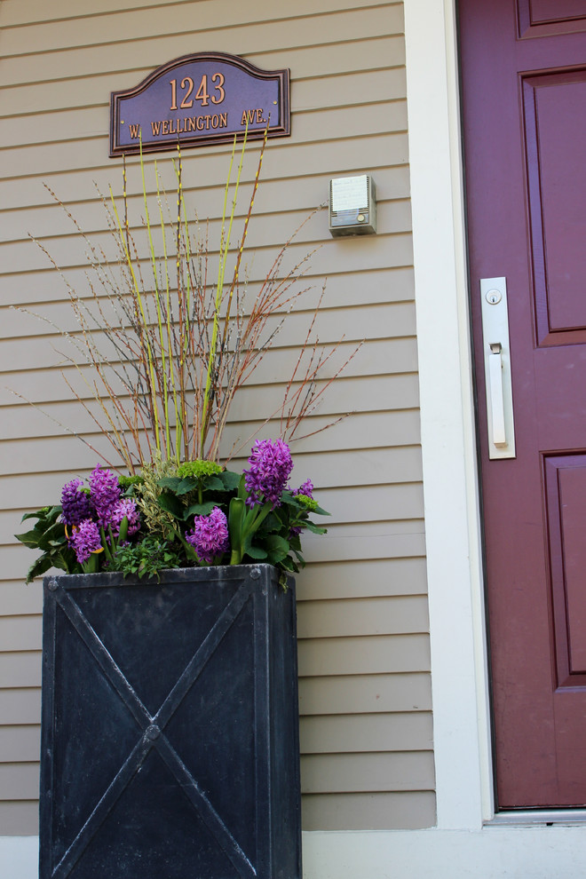 Esempio di un piccolo portico chic davanti casa con un giardino in vaso