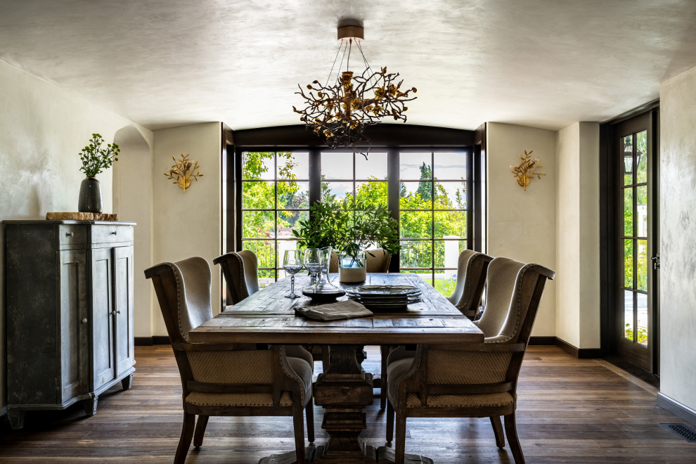 Idée de décoration pour une salle à manger ouverte sur la cuisine tradition de taille moyenne avec un sol en bois brun et un sol marron.