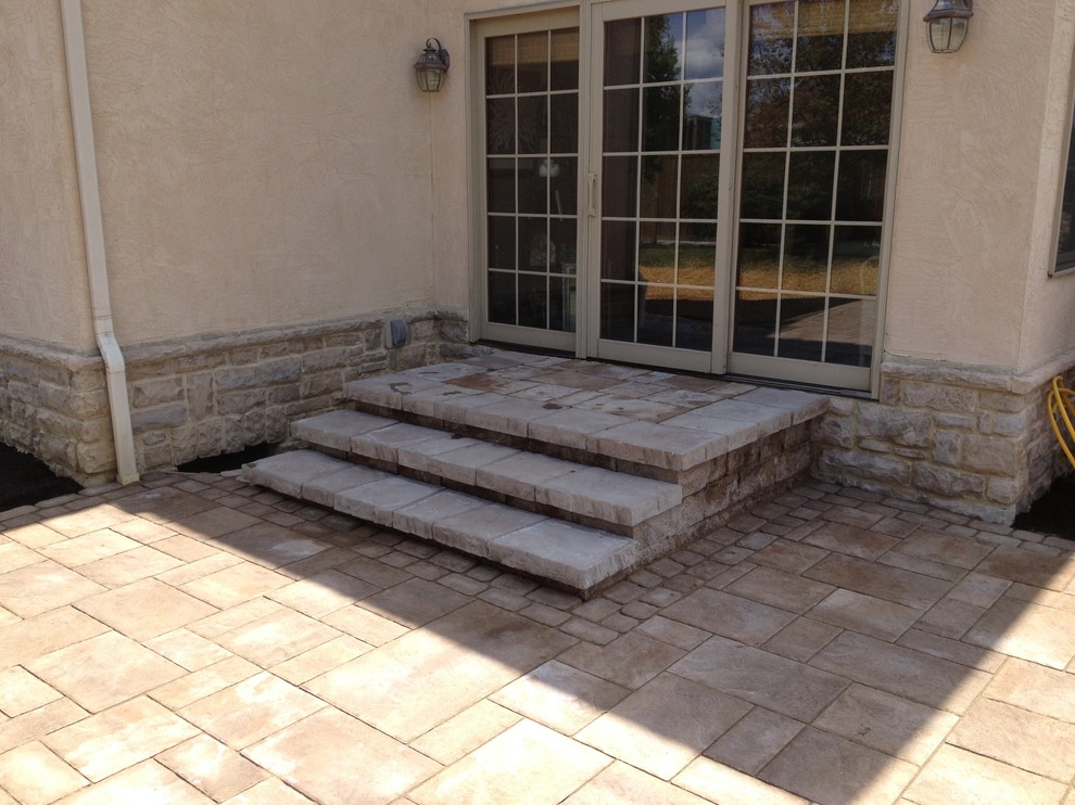 Photo of a mid-sized traditional backyard patio in Columbus with concrete pavers and a pergola.
