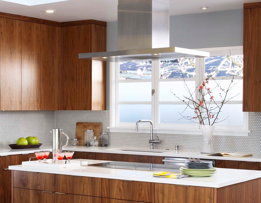 Photo of a mid-sized midcentury u-shaped eat-in kitchen in San Francisco with an undermount sink, flat-panel cabinets, medium wood cabinets, quartzite benchtops, white splashback, ceramic splashback, stainless steel appliances and with island.