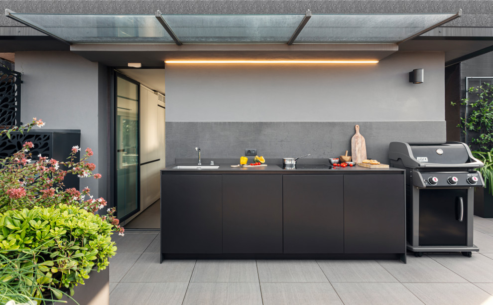 Einzeilige, Kleine Moderne Küche mit Quarzwerkstein-Arbeitsplatte in Mailand