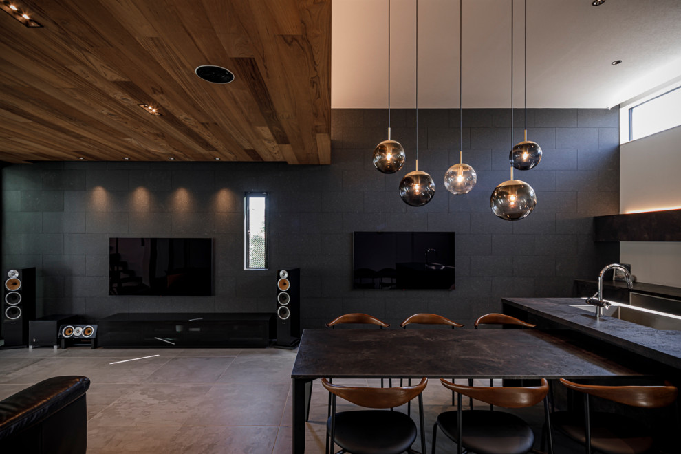 Cette image montre une grande salle à manger ouverte sur le salon design avec un mur noir, un sol en carrelage de porcelaine, un sol gris, un plafond en bois, du lambris de bois et éclairage.