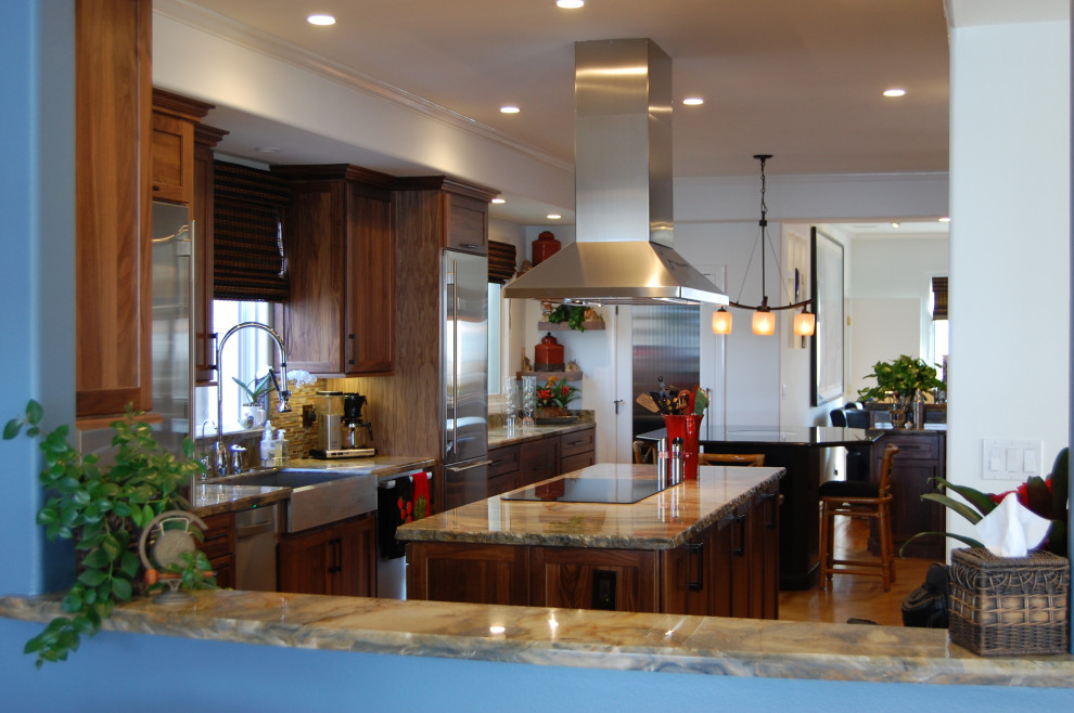Kitchen - transitional kitchen idea in Los Angeles