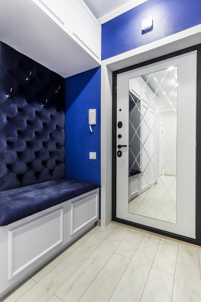 На фото: маленький коридор в современном стиле с синими стенами, полом из ламината, бежевым полом и обоями на стенах для на участке и в саду с
