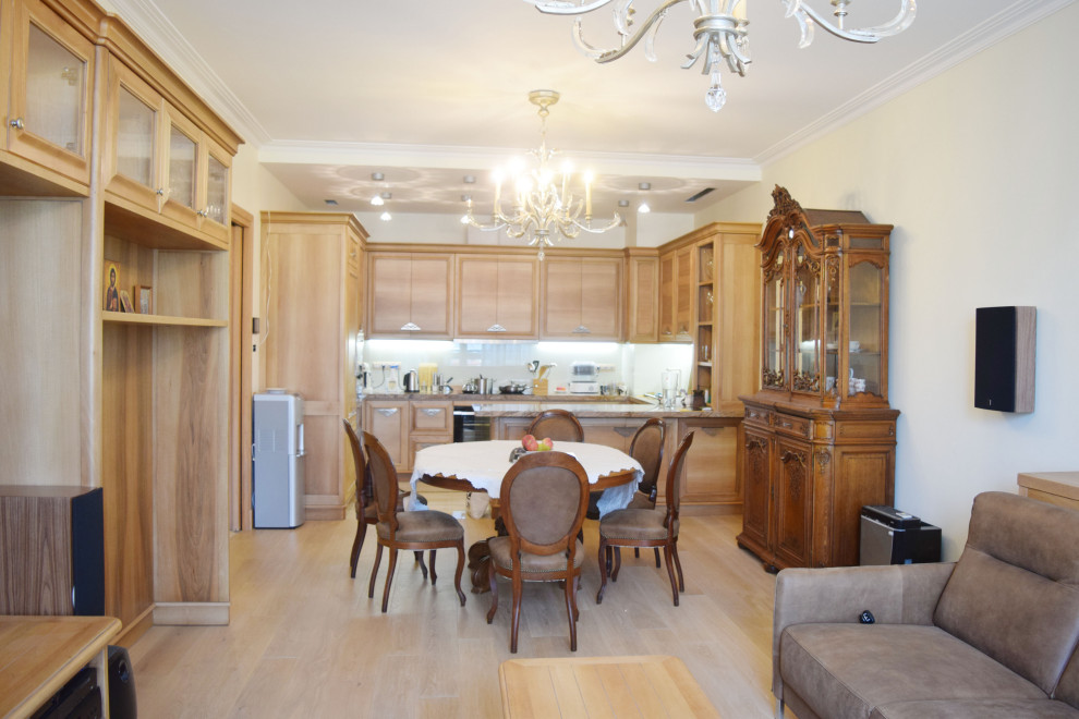 Réalisation d'une salle à manger ouverte sur le salon bohème de taille moyenne avec un mur beige, un sol en bois brun, un sol beige, un plafond décaissé et boiseries.