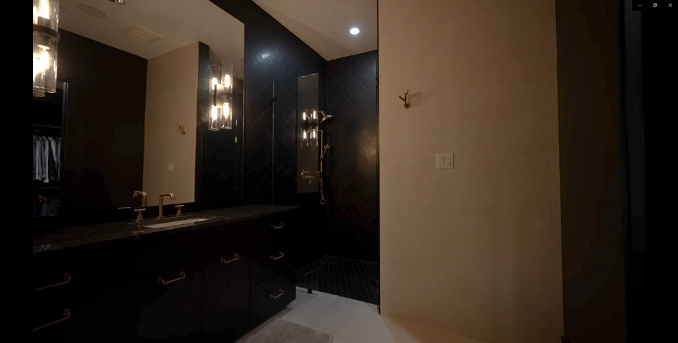 Inredning av ett modernt mellanstort svart svart en-suite badrum, med släta luckor, svarta skåp, ett platsbyggt badkar, en öppen dusch, en toalettstol med hel cisternkåpa, svart kakel, keramikplattor, svarta väggar, klinkergolv i porslin, ett undermonterad handfat, bänkskiva i onyx, vitt golv och med dusch som är öppen