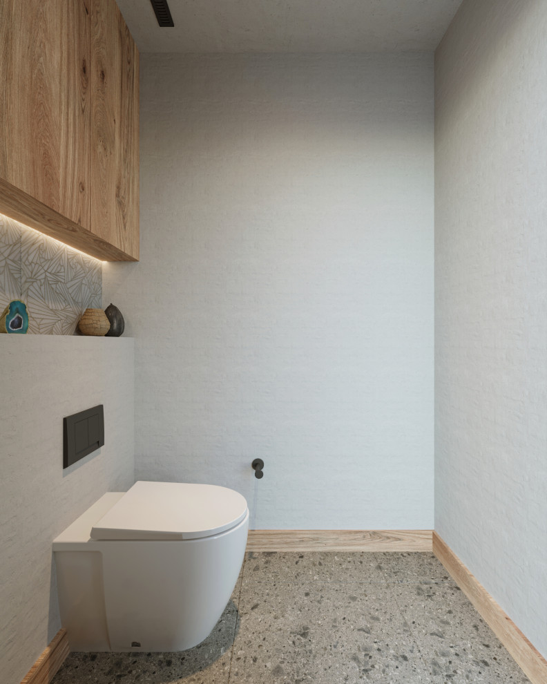 Exempel på ett stort minimalistiskt grå grått en-suite badrum, med möbel-liknande, skåp i ljust trä, ett badkar i en alkov, en öppen dusch, en vägghängd toalettstol, grå kakel, kakelplattor, vita väggar, kalkstensgolv, ett undermonterad handfat, bänkskiva i kalksten, grått golv och med dusch som är öppen
