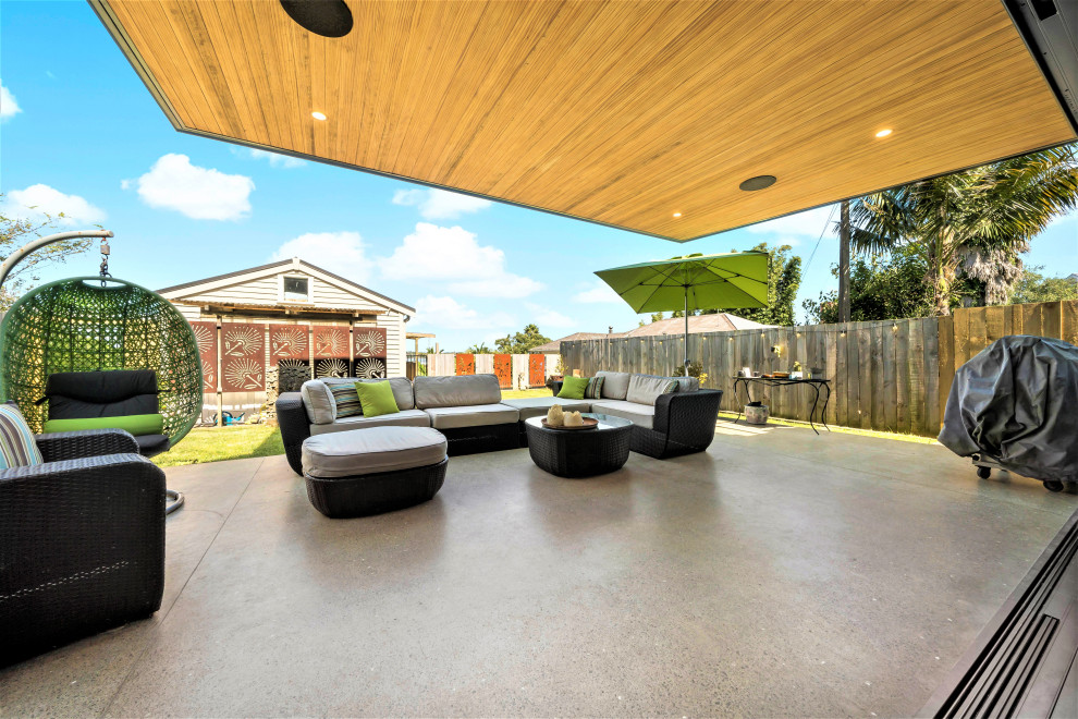Großer, Überdachter Moderner Patio hinter dem Haus mit Stempelbeton in Auckland
