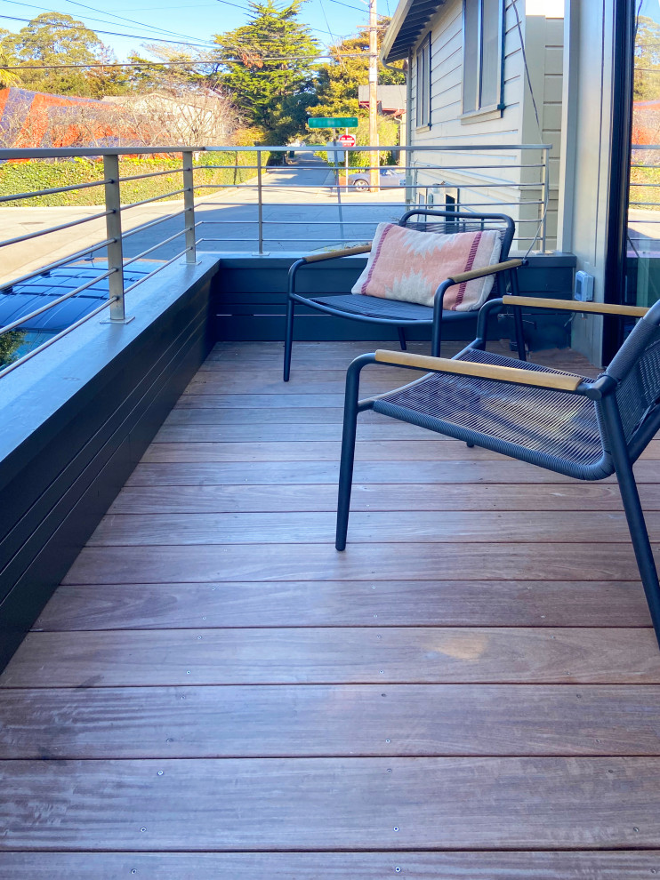 Inspiration for a coastal metal railing deck remodel
