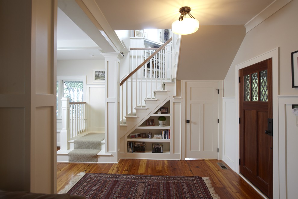 Inspiration for a mid-sized traditional entryway in Tampa with beige walls, light hardwood floors, a single front door and a medium wood front door.
