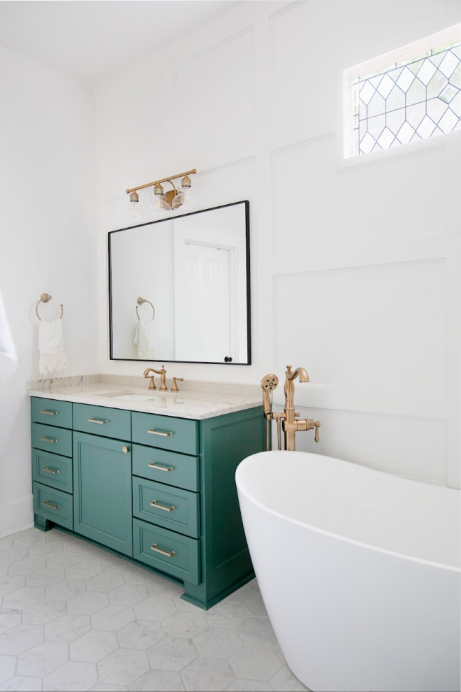 Cette image montre une salle de bain traditionnelle avec des portes de placards vertess, un plan de toilette en quartz, meuble double vasque et meuble-lavabo encastré.