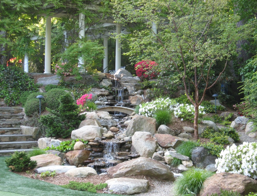 Immagine di un giardino chic in ombra dietro casa in primavera con fontane