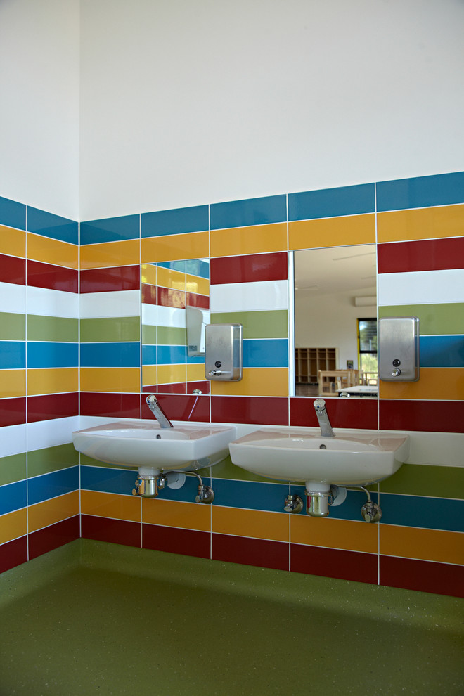 Contemporary kids bathroom in Melbourne with ceramic tile and vinyl floors.