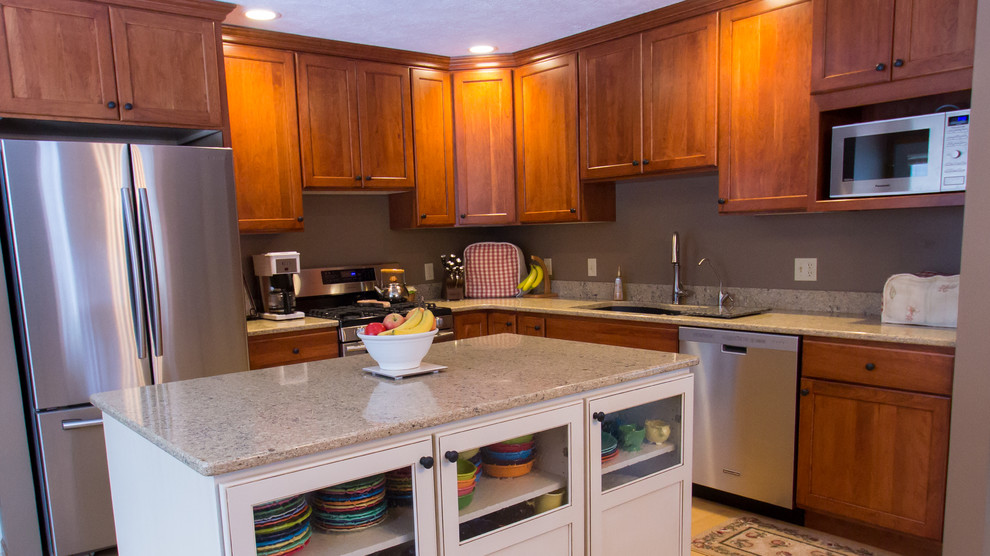 Eat-in kitchen - transitional l-shaped light wood floor eat-in kitchen idea with an undermount sink, shaker cabinets, medium tone wood cabinets, quartz countertops, stainless steel appliances and an island