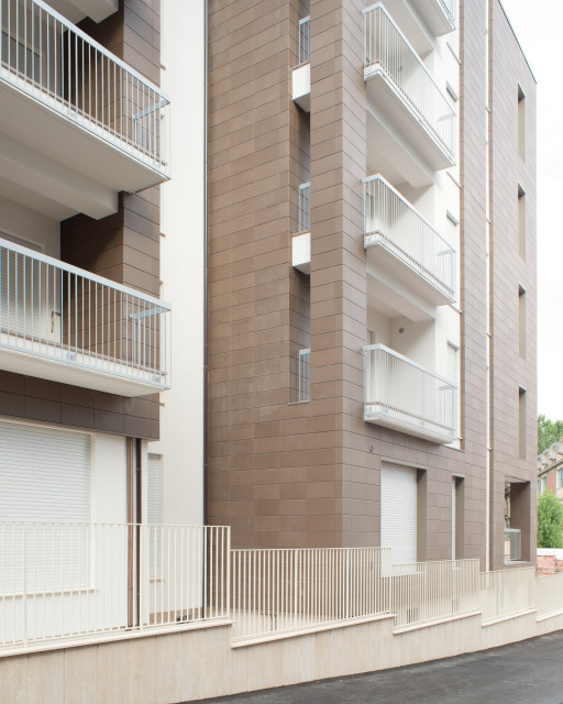 Demolizione e ricostruzione di condominio danneggiato dal sisma I 2000 MQ contemporary-exterior