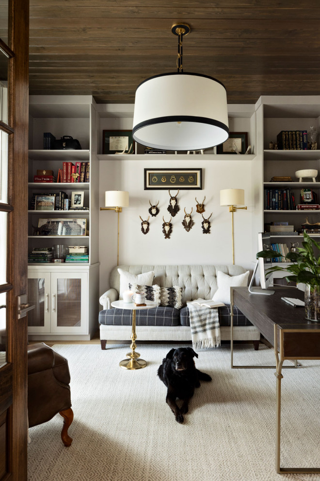 Immagine di un grande studio contemporaneo con libreria, pareti bianche, moquette, scrivania autoportante, pavimento bianco e soffitto in legno
