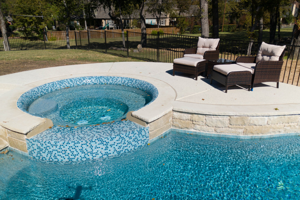 Стильный дизайн: большой естественный бассейн произвольной формы на заднем дворе в средиземноморском стиле с джакузи и покрытием из бетонных плит - последний тренд