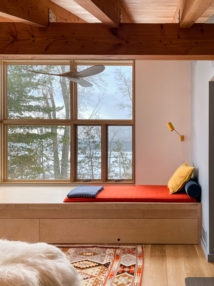 Ejemplo de habitación de invitados rural de tamaño medio con suelo de madera en tonos medios, vigas vistas, madera y paredes azules