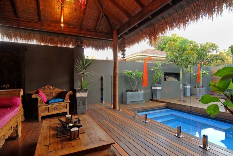 This is an example of a mid-sized tropical backyard deck in Perth.