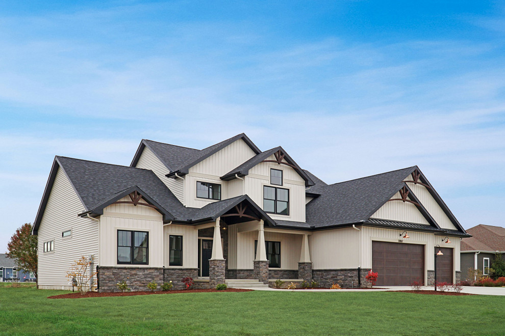 Großes, Zweistöckiges Uriges Einfamilienhaus mit Mix-Fassade, beiger Fassadenfarbe, Satteldach, Schindeldach, schwarzem Dach und Wandpaneelen in Sonstige