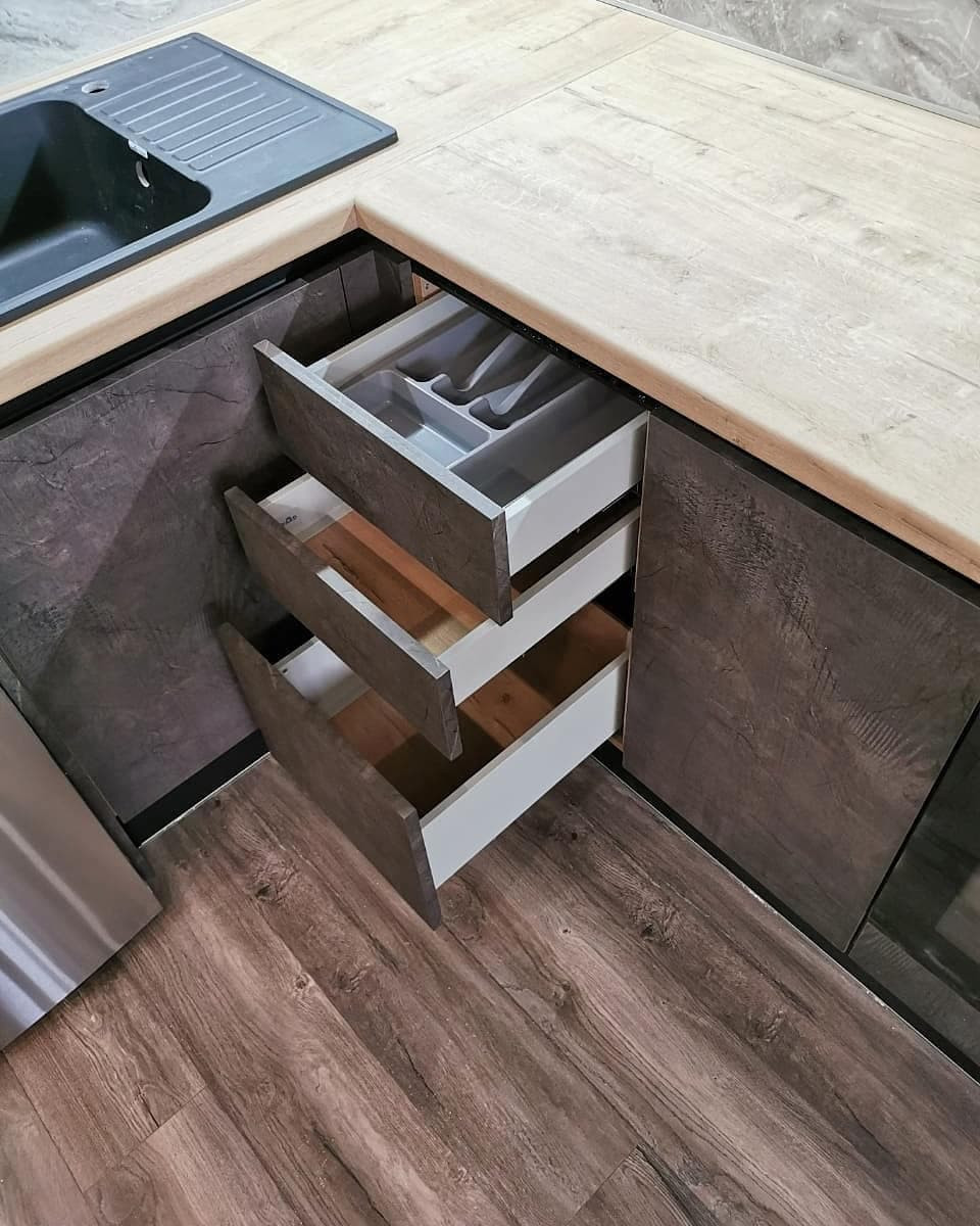 Угловая кухня белого молочного и темно-коричневого цвета с барной стойкой