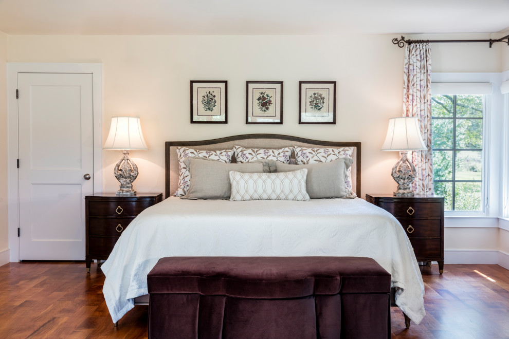 Großes Klassisches Hauptschlafzimmer mit beiger Wandfarbe, braunem Holzboden und braunem Boden in Austin