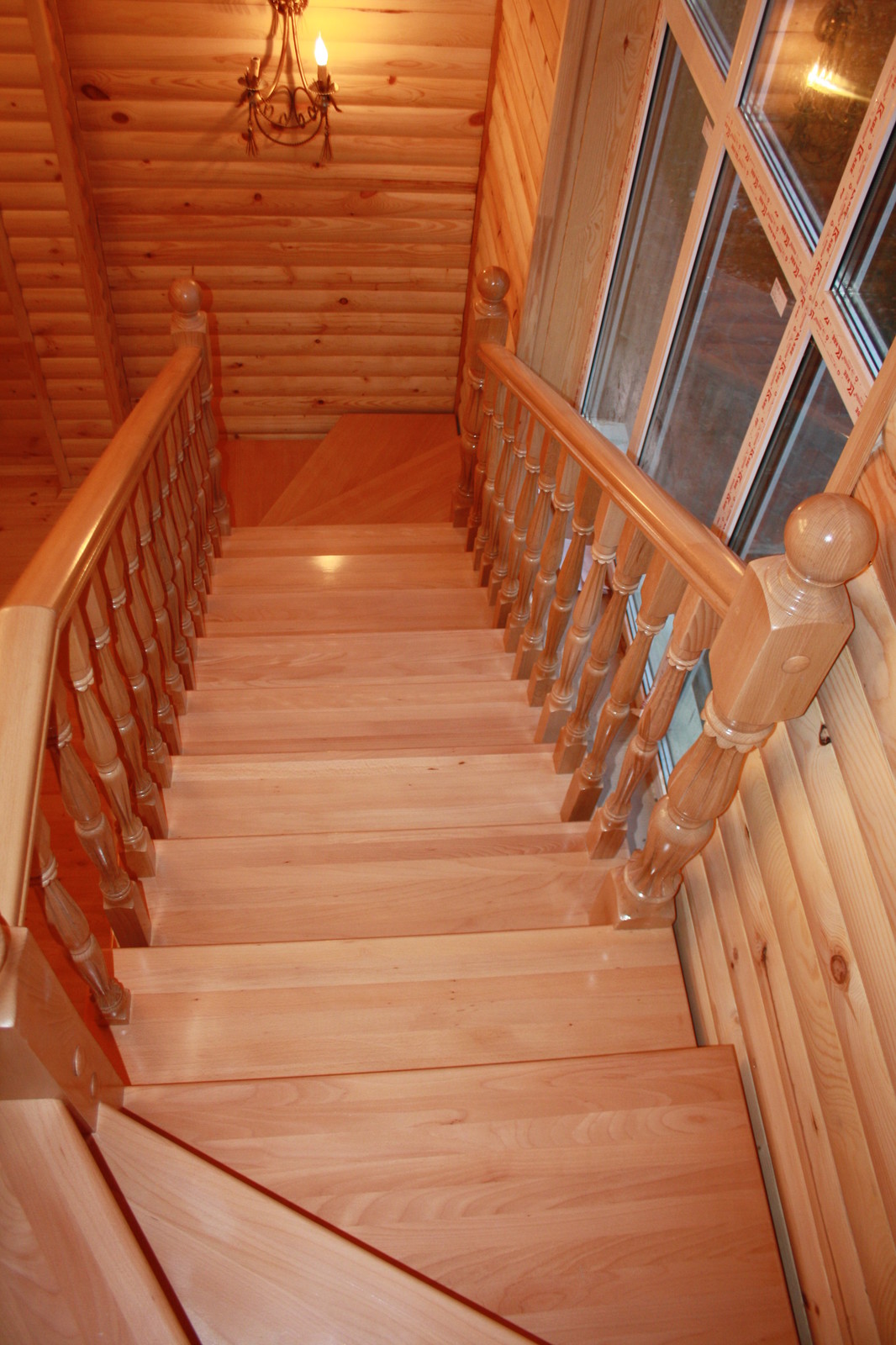 Буковая лестница в цвет дерева без подступят