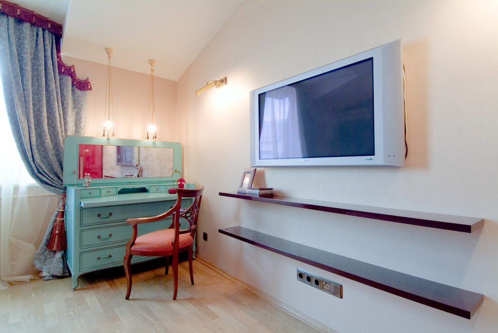 Спальня в бирюзово-красных цветах