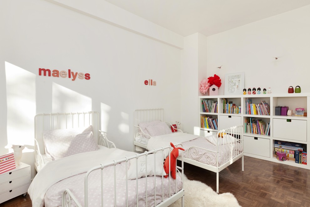 Design ideas for a large contemporary kids' bedroom for kids 4-10 years old and girls in Paris with white walls and dark hardwood floors.