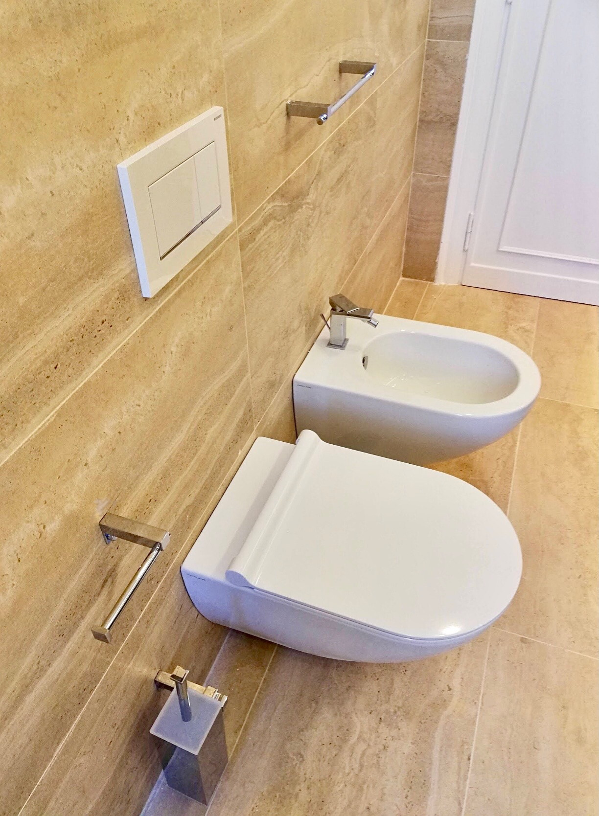 Un nuovo bagno rivestito in travertino