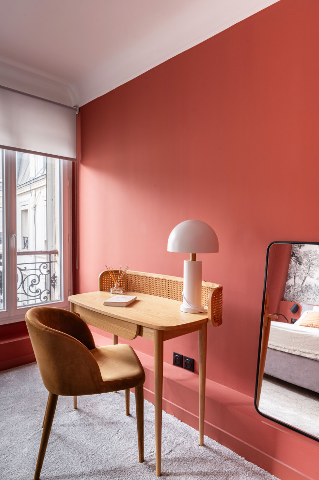 На фото: гостевая спальня среднего размера, (комната для гостей) в современном стиле с розовыми стенами, ковровым покрытием и серым полом