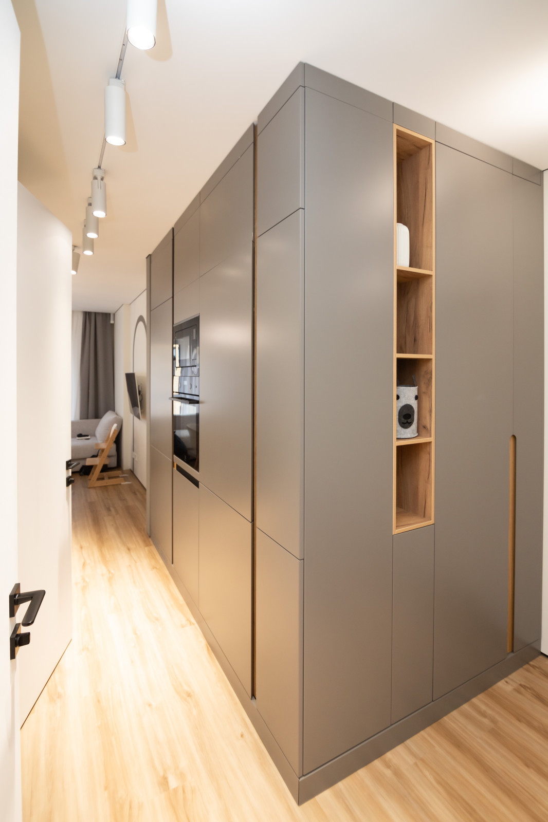 Компактная кухня-прихожая в современном стиле