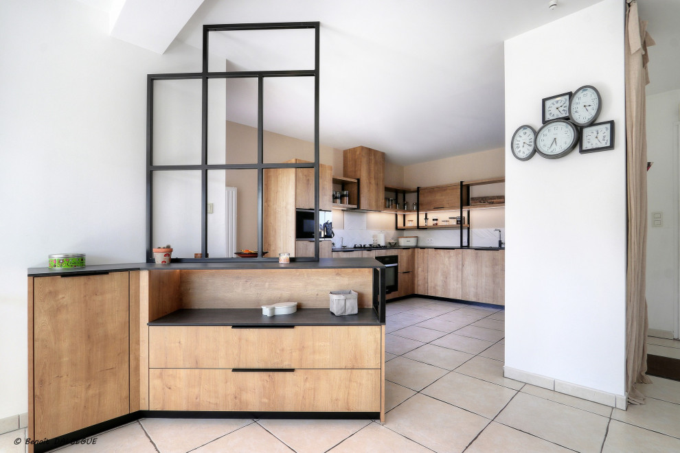 Immagine di una cucina moderna di medie dimensioni con lavello sottopiano, ante in legno chiaro, top in laminato, paraspruzzi bianco, paraspruzzi con piastrelle in ceramica e top nero
