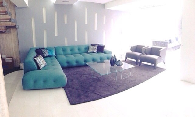 This is an example of a large modern living room in Philadelphia with grey walls.