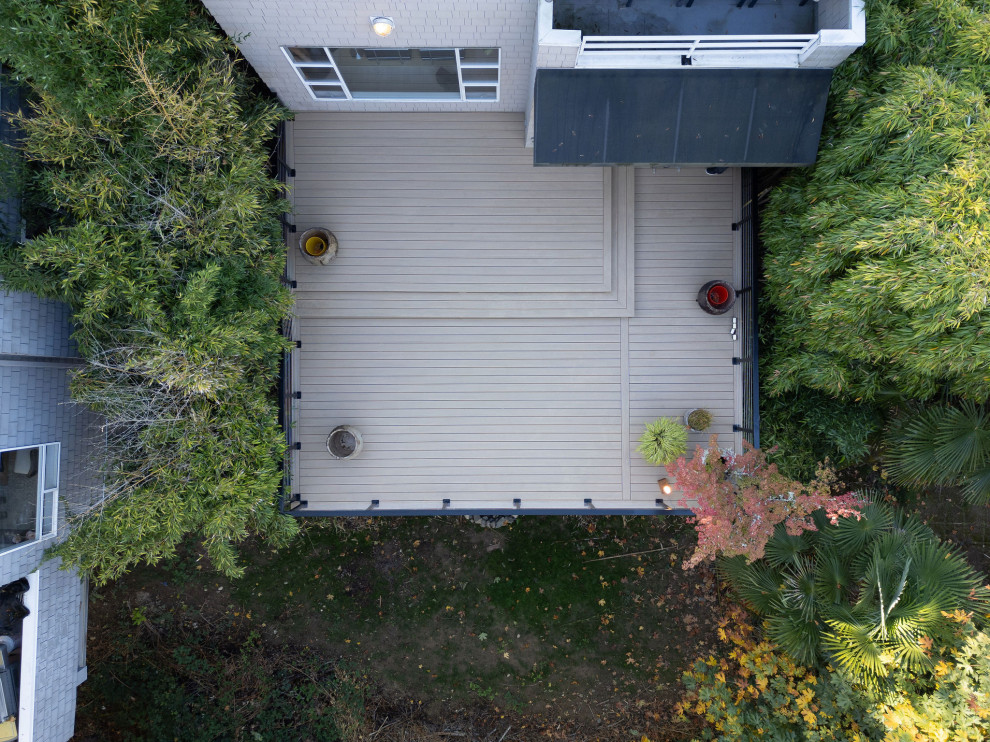 Inspiration for a mid-sized backyard second story cable railing deck remodel in Seattle