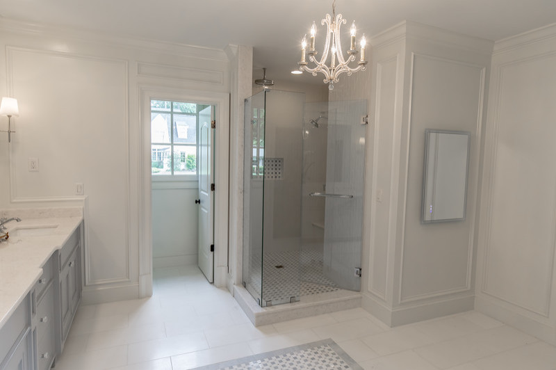 Idéer för ett stort klassiskt vit en-suite badrum, med luckor med infälld panel, grå skåp, ett fristående badkar, en hörndusch, en toalettstol med hel cisternkåpa, vit kakel, keramikplattor, vita väggar, marmorgolv, ett undermonterad handfat, marmorbänkskiva, vitt golv och dusch med gångjärnsdörr