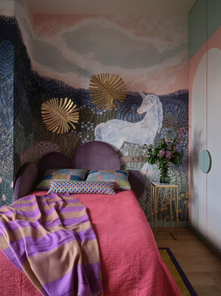 Inspiration pour une très grande chambre d'enfant bohème avec un mur multicolore, un sol en bois brun, un sol marron et du papier peint.
