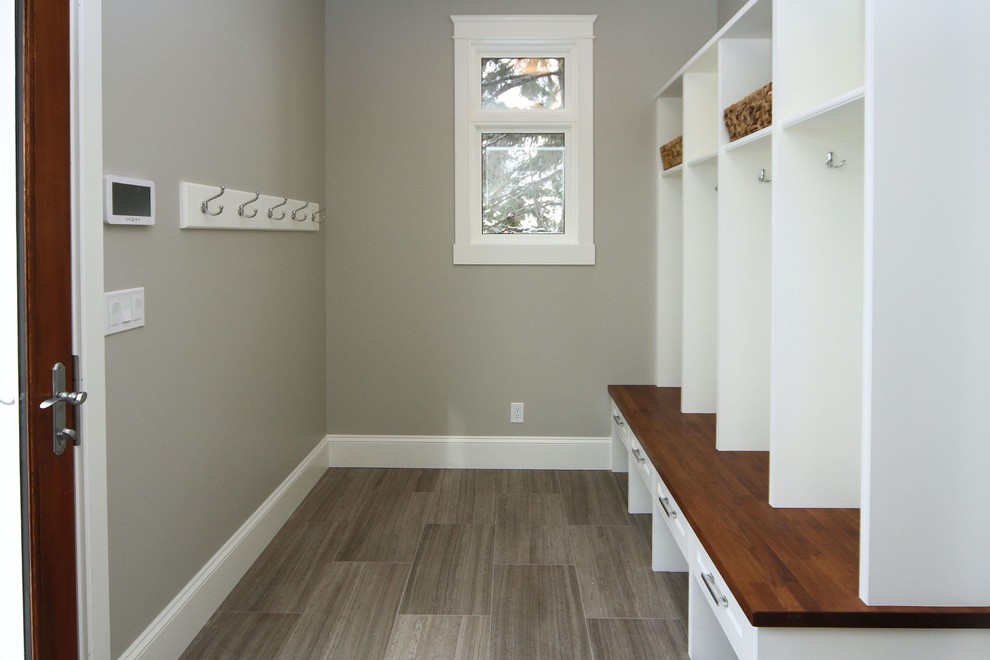 Transitional entryway photo in Calgary
