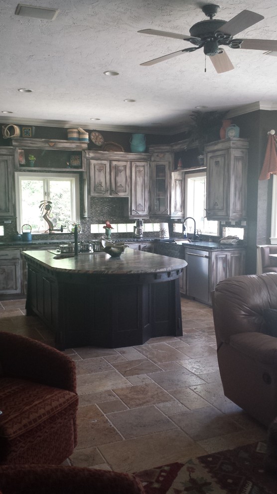 Example of a mountain style home design design in Kansas City