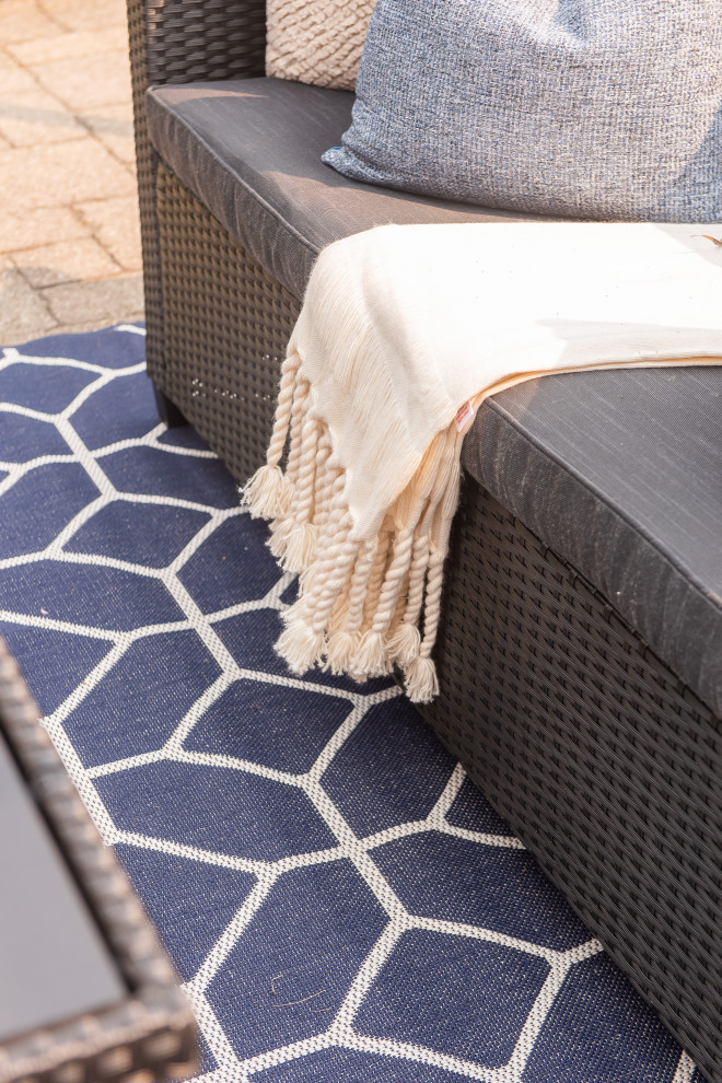Transitional home design photo in Toronto