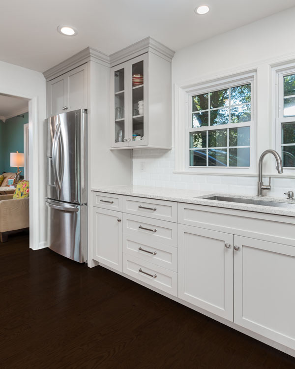Large transitional l-shaped open concept kitchen photo with shaker cabinets and a peninsula