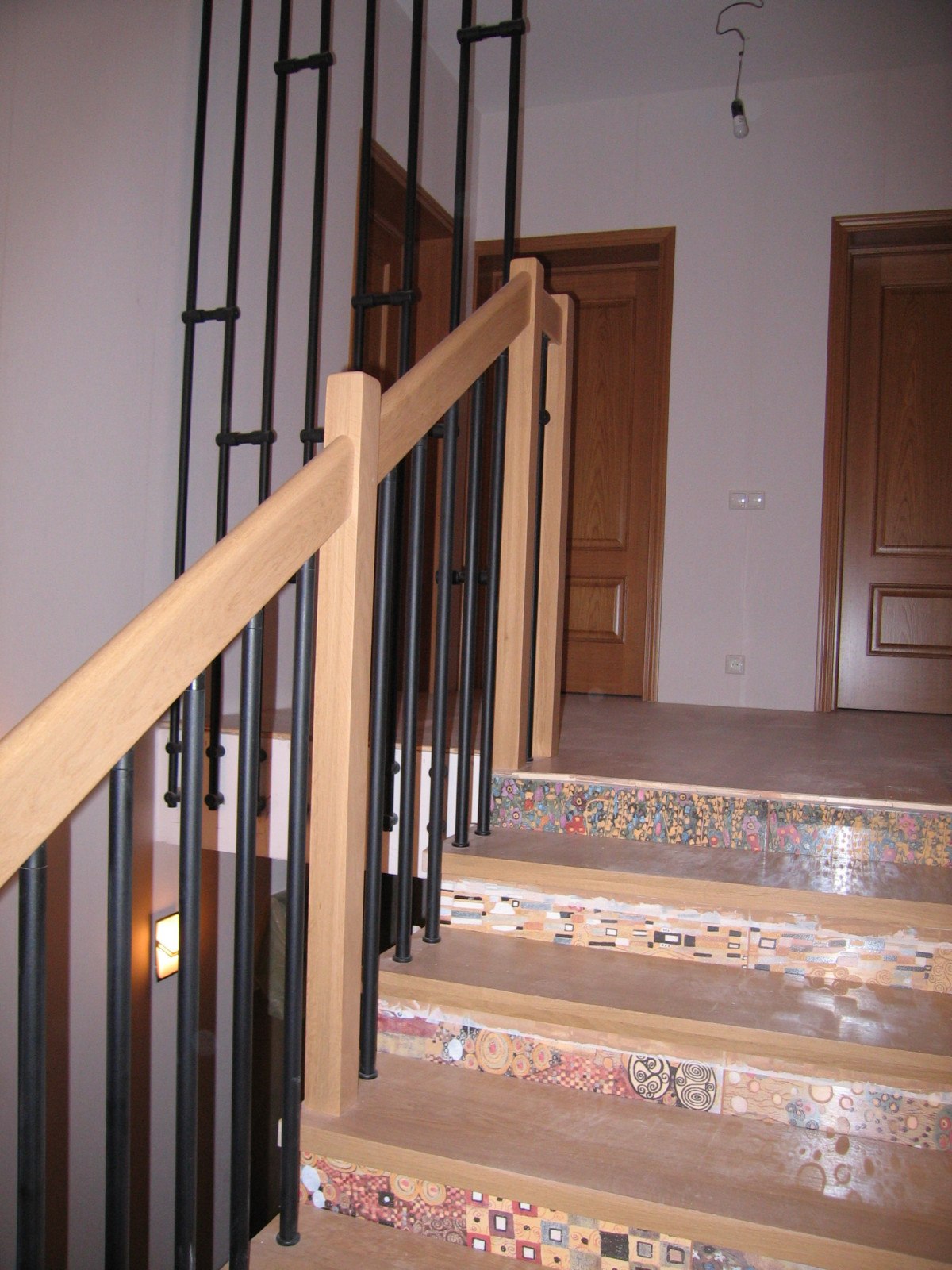 Облицовка и ограждение для бетонной лестницы.