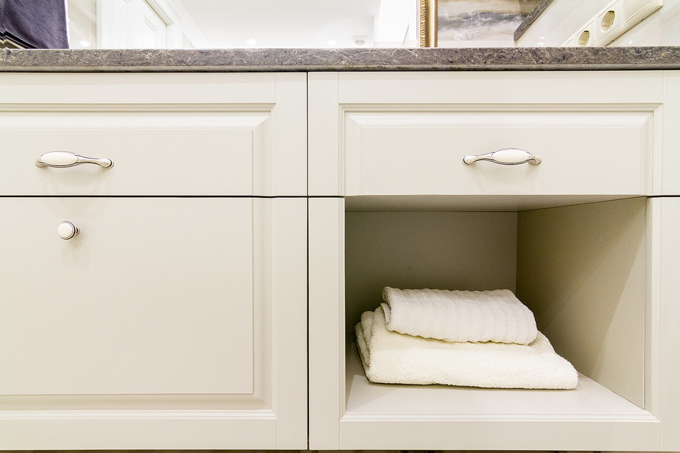 Мебель в ванную  комнату в светлых тонах.