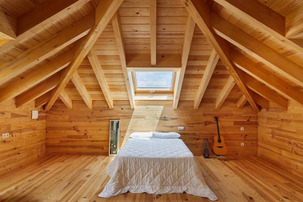 他の地域にある広い北欧スタイルのおしゃれな客用寝室 (無垢フローリング、表し梁、板張り壁) のレイアウト