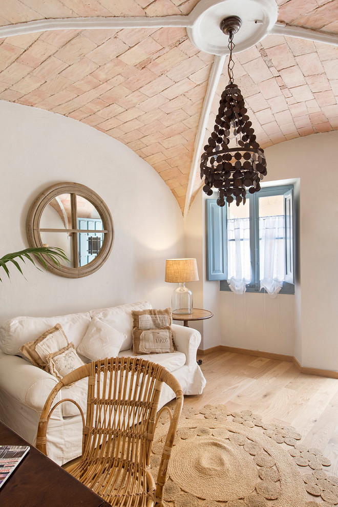 This is an example of a mediterranean living room in Barcelona.