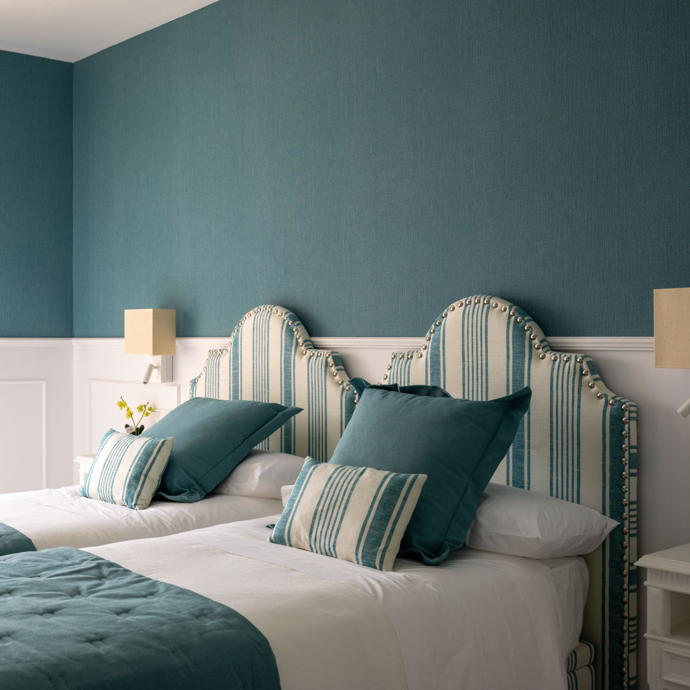 Idee per una grande camera degli ospiti tradizionale con pareti blu, pavimento in marmo, nessun camino, pavimento grigio e carta da parati