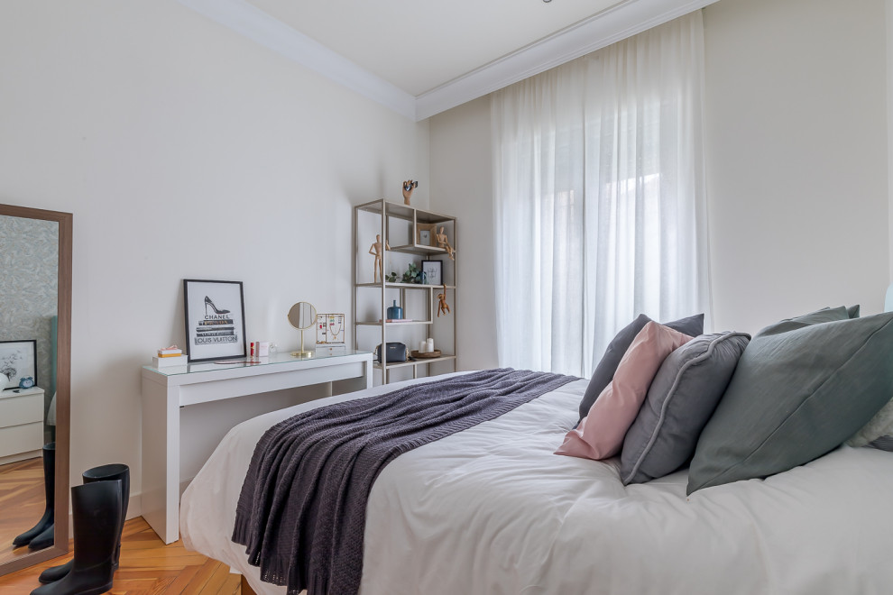 Diseño de dormitorio principal minimalista pequeño con paredes blancas, suelo de madera en tonos medios, suelo marrón, papel pintado y con escritorio