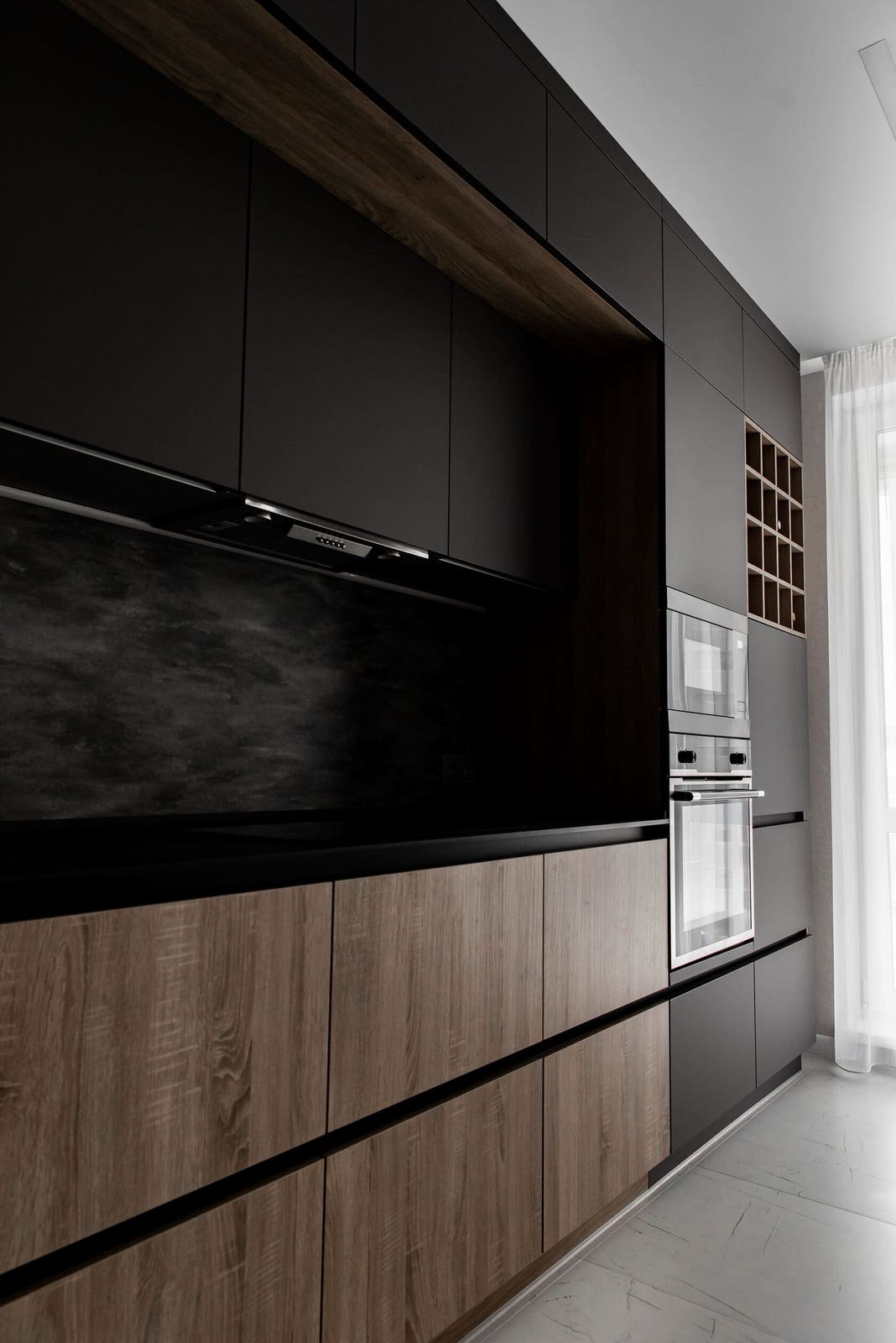 Большая угловая кухня в цвете графит с тонкой столешницей из компакт-плиты