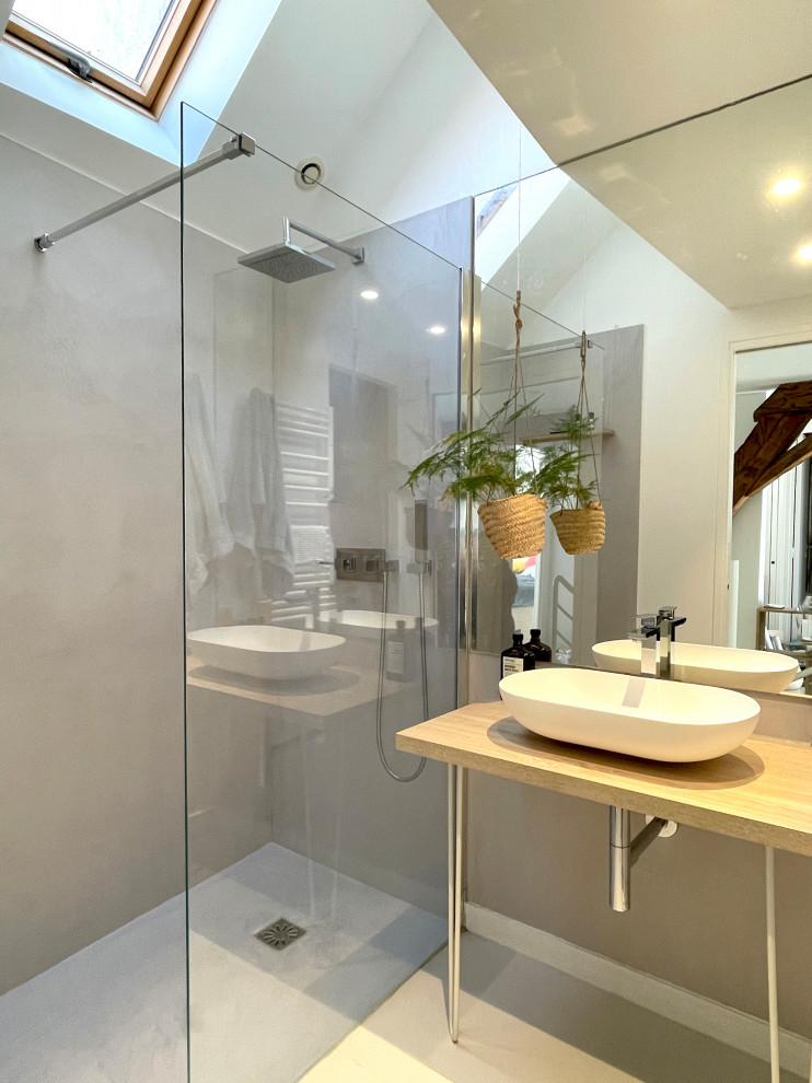 Réalisation d'une salle de bain blanche et bois de taille moyenne avec une douche à l'italienne, un mur blanc, parquet peint, une vasque, un plan de toilette en stratifié, un sol blanc, un plan de toilette beige, une fenêtre et meuble simple vasque.