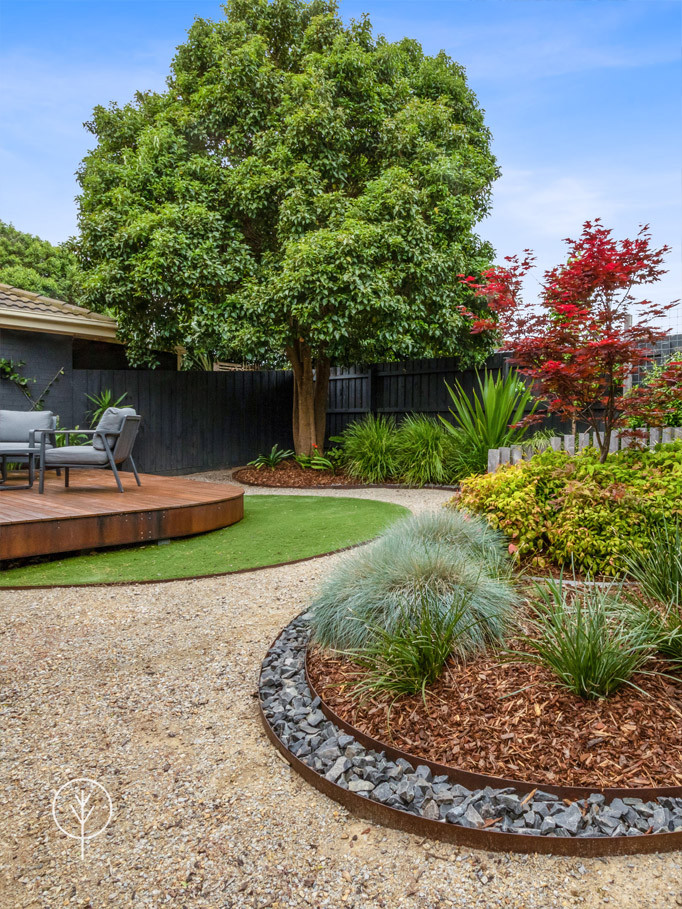 Idee per un grande giardino xeriscape moderno esposto in pieno sole dietro casa in primavera con un focolare, pedane e recinzione in legno